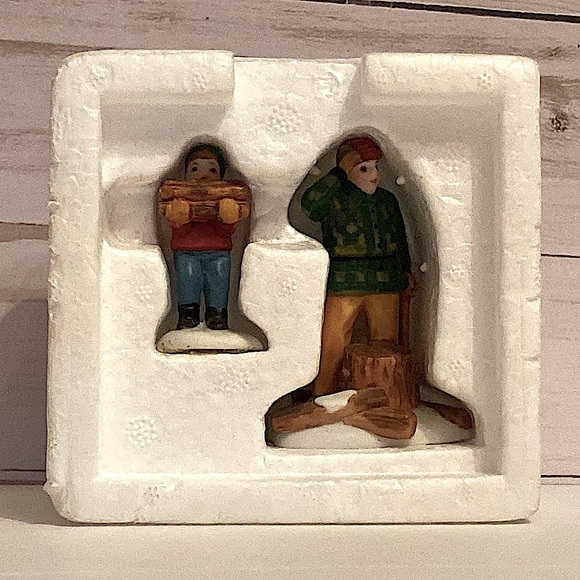 DEPARTMENT 56 - Woodcutter and Son - Heritage Village - New England Village - Picture 5 of 7